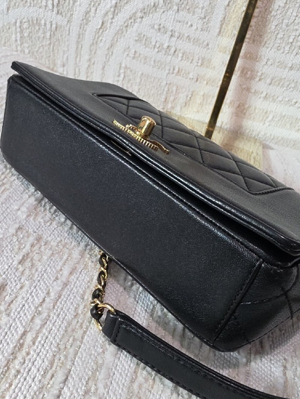 CHANEL Black Quilted Leather Shoulder Bag with Gold Chain - Picture 7 of 16